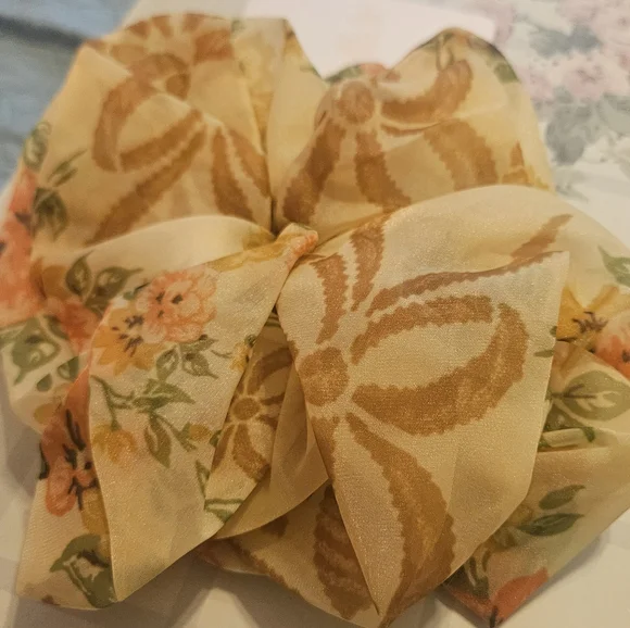 Selkie Crème Brûlée Scrunchie - Picture 4 of 4